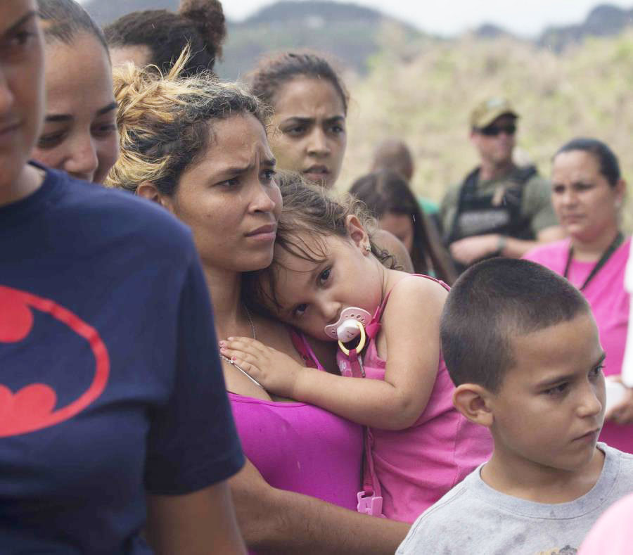 Morovis, Puerto Rico. Muchas personas del municipio de Morovis acuden a campos llanos, o semi-llanos, donde helicópteros que traen suministros pueden aterrizar en estos entornos montañosos. Ya con bastante regularidad los Blackhawks hacen el viaje de San Juan a Morovis.